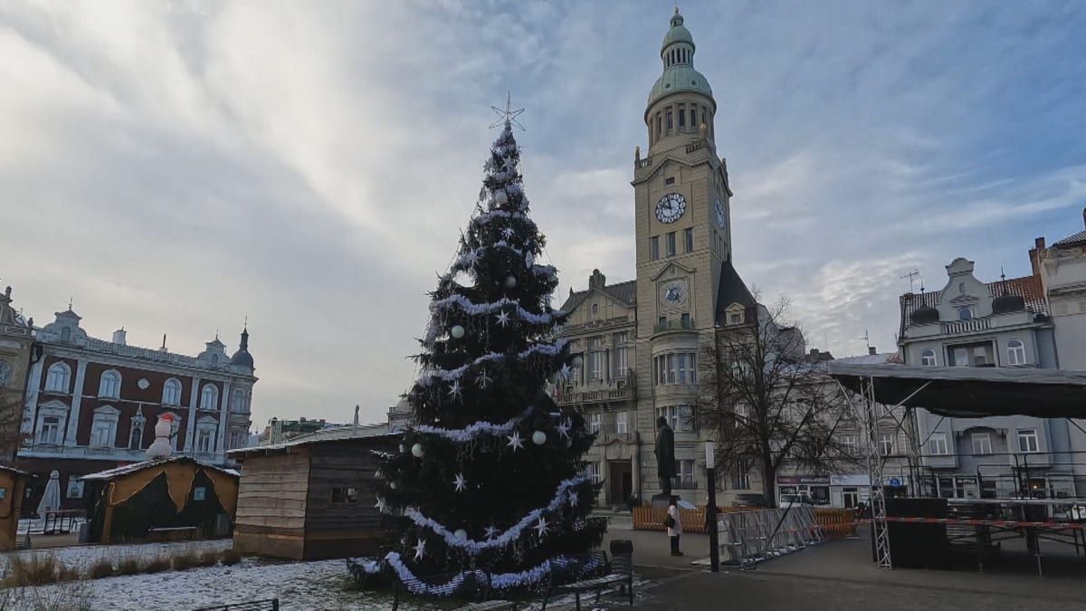 Neobvyklý vánoční strom v Prostějově budí emoce.