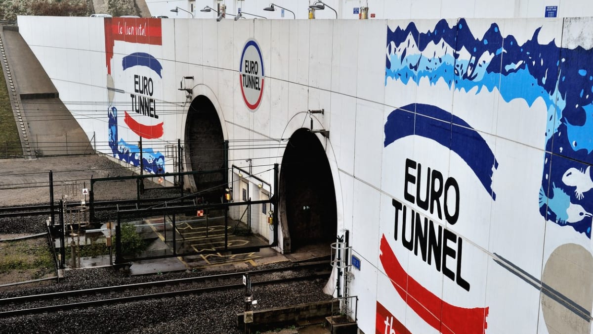 Pohled na vchod do „Eurotunelu“, který spojuje Francii s Británií po železnici