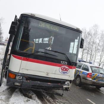 Dopravní nehoda autobusu a dvou osobních vozidel u Kladna