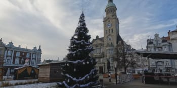 V Prostějově pokračují v tradici, náměstí zdobí vánoční „křivák“. Zvláštní stromek budí emoce