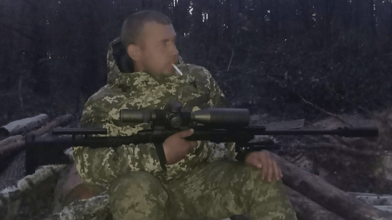Ukrajinský voják Serhij zažil zhruba dvoutýdenní uvěznění v zákopech u Bachmutu.