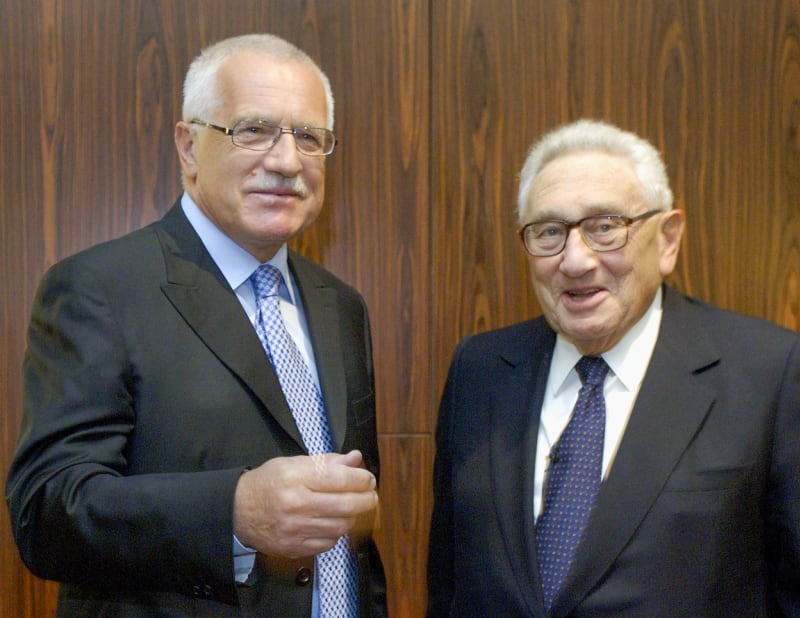 Henry Kissinger s Václavem Klausem v roce 2005
