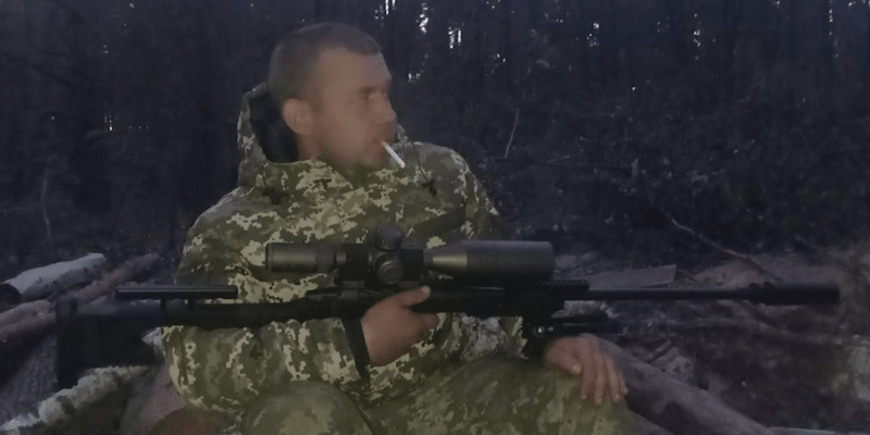 Ukrajinský voják Serhij zažil zhruba dvoutýdenní uvěznění v zákopech u Bachmutu.