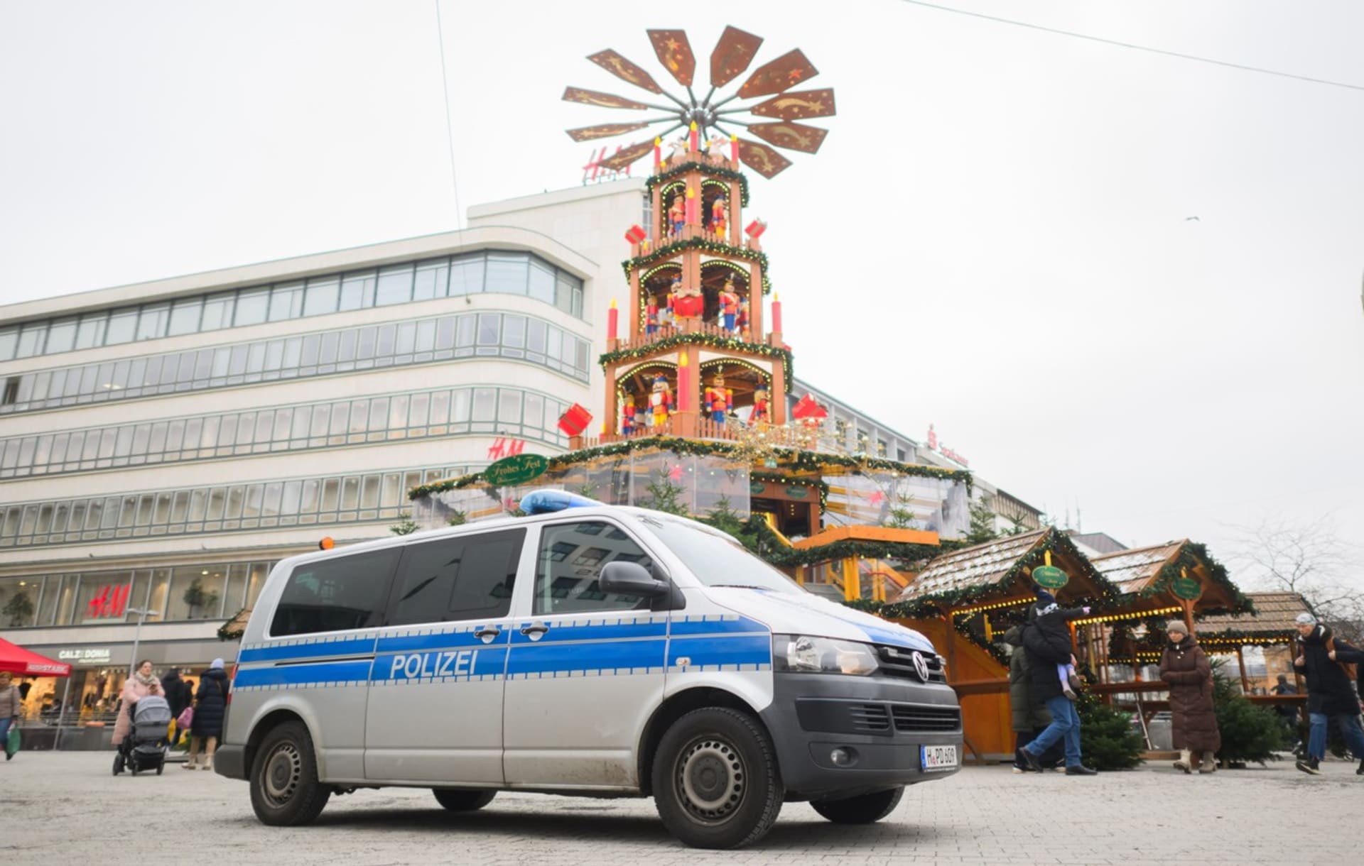 Policisté hlídkují na vánočních trzích v Hannoveru, poté, co byl v Dolním Sasku zadržen mladík podezřelý z přípravy teroristického útoku