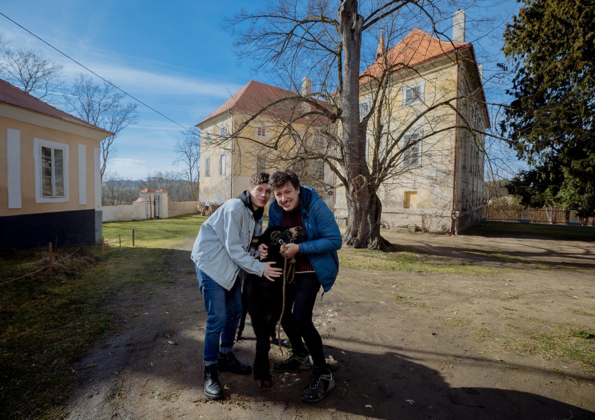 Matěj Stropnický a David Krejčík s oslíkem doma na zámku.
