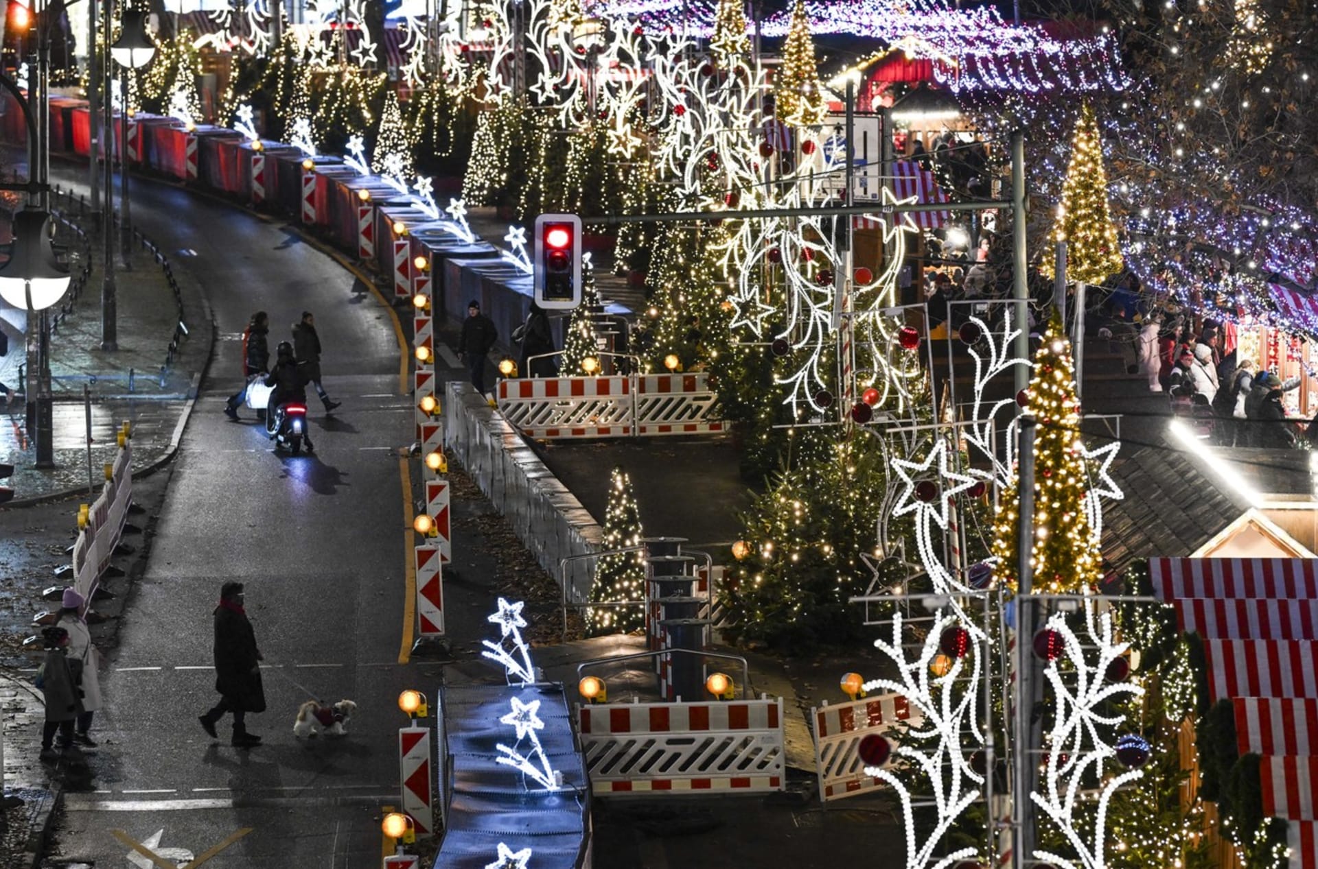 Vánoční trhy na berlínském náměstí Breitscheidplatz opět chrání zábrany. V roce 2016 se zde odehrál teroristický útok, při kterém zemřelo 12 lidí. 