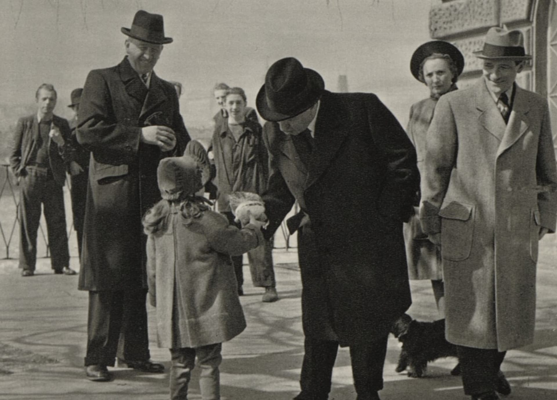 V ulicích Prahy v rozhovoru s dětmi. Foto z knihy Jihočech Emil Hácha, České Budějovice 1943.