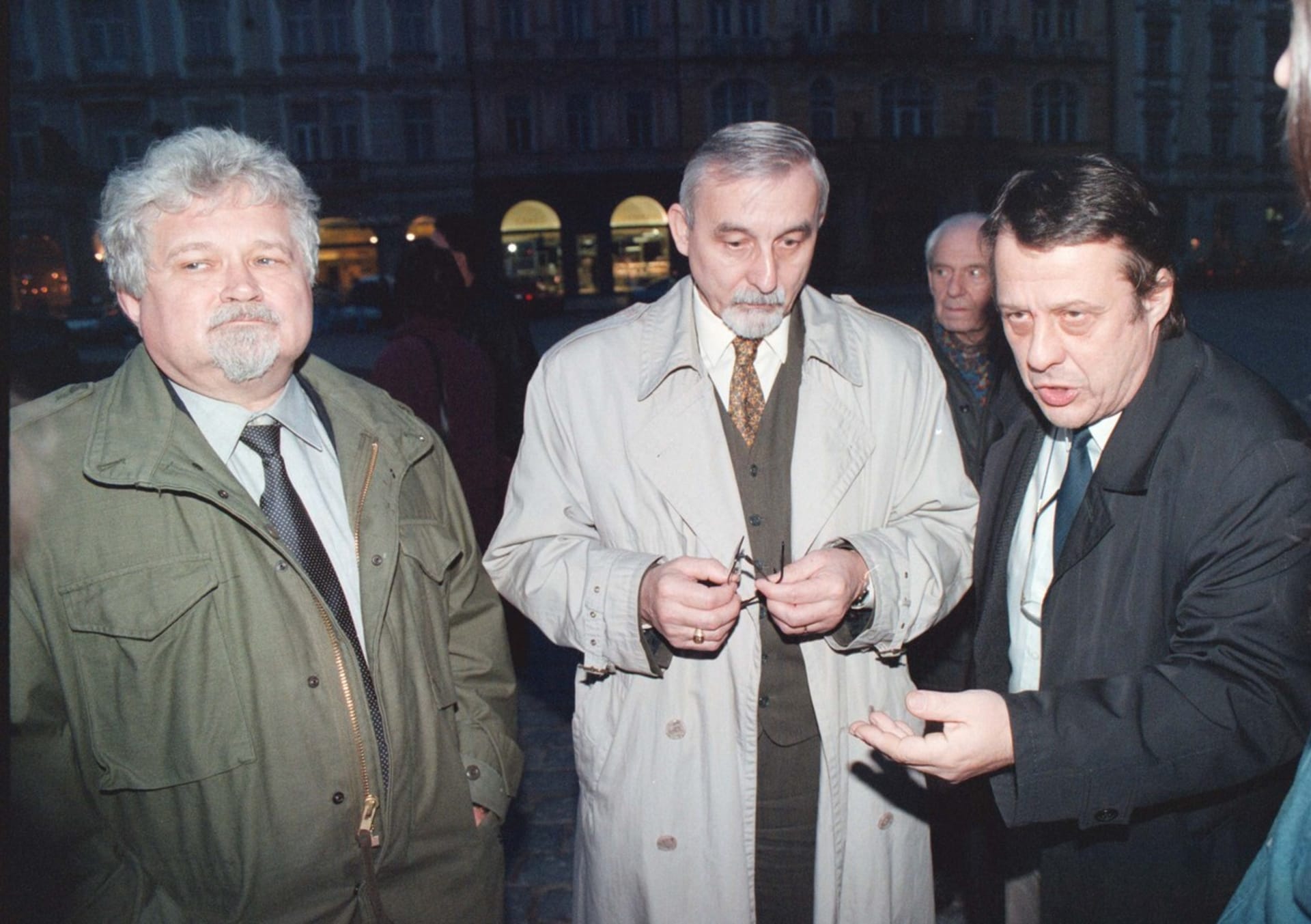 Ivan Havlíček (uprostřed) spolu s Petrem Pithartem a Petrem Uhlem v roce 1998 na demonstraci proti rasismu v Praze, kde uctili památku šestadvacetileté Heleny Bihariové, která zemřela po útoku skinheadů.