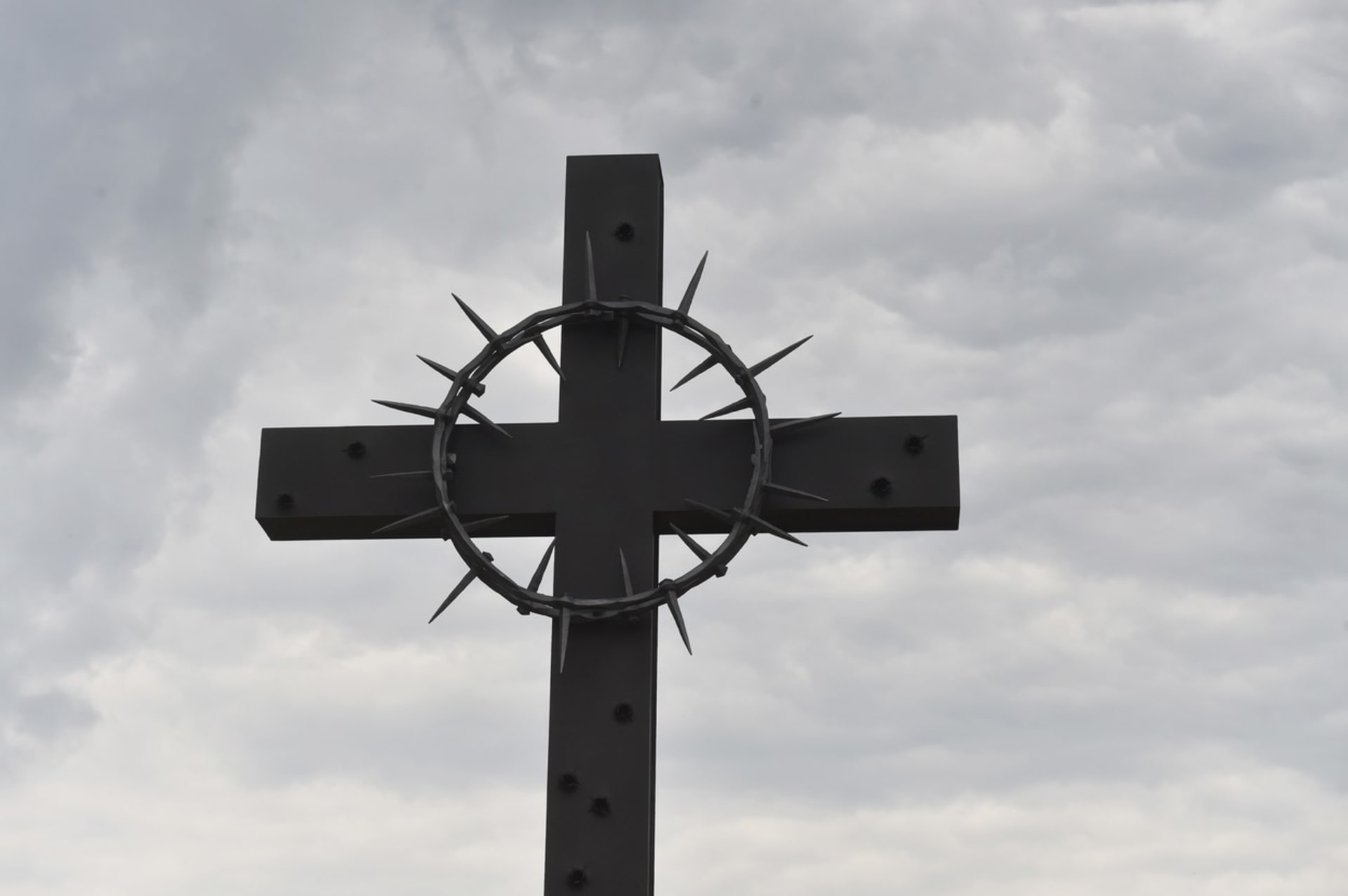 Kovaný kříž pro památník poválečného masakru karpatských Němců