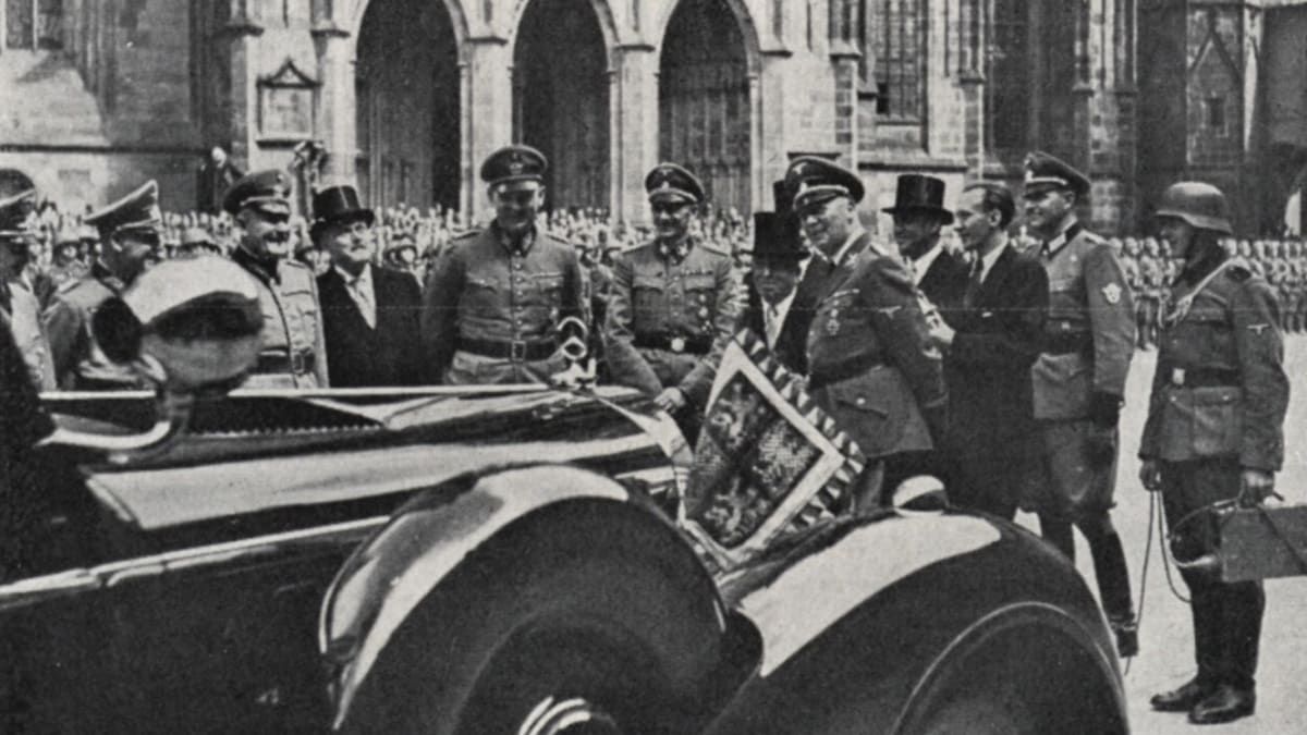 Luxusní Mercedes-Benz, dar Adolfa Hitlera prezidentu Háchovi v den jeho 70. narozenin. Slavnostní předání vozu 12. července 1942 na Pražském hradě. Z knihy Emil Hácha vydané v roce 1943.