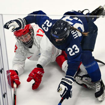 Finská hokejistka Sanni Hakalaová se sráží s hráčkou Ruského olympijského výboru Fanuzou Kadirovovou během zápasu přípravného kola skupiny A ženského hokeje na Zimních olympijských hrách 2022 v Pekingu.
