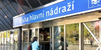 Na hlavním nádraží v Praze spadl muž z opěrné zdi a vážně se zranil. Provoz vlaků byl omezen