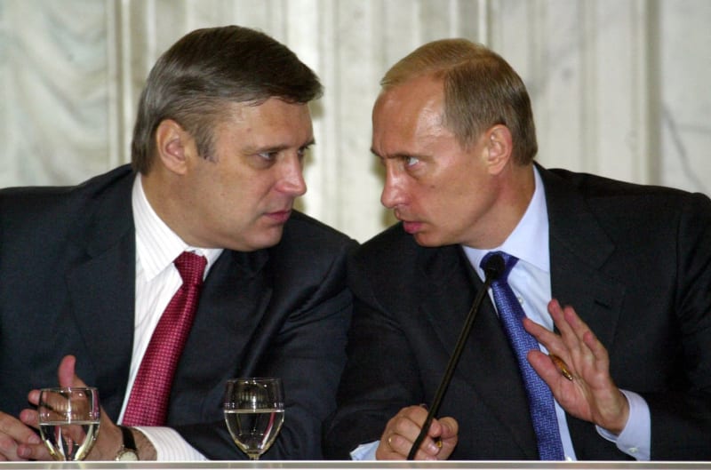 Ruský prezident Vladimir Putin hovoří se svým premiérem Michailem Kasjanovem v roce 2003