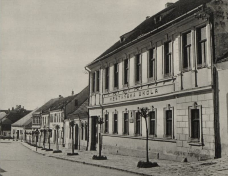 Rodný dům Emila Hácha v Trhových Svinech na jihu Čech. V domě později sídlila škola. Foto z knihy Jihočech Emil Hácha, České Budějovice 1943. 