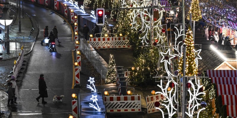 Vánoční trhy na berlínském náměstí Breitscheidplatz opět chrání zábrany. V roce 2016 se zde odehrál teroristický útok, při kterém zemřelo 12 lidí. 