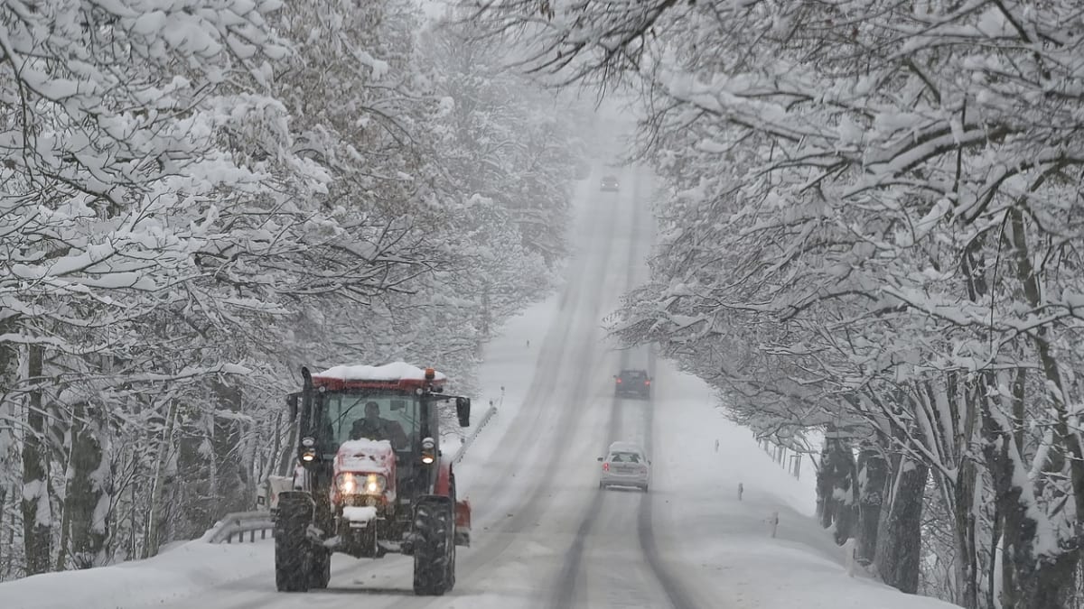 Česko se potýká s intenzivním sněžením, které způsobuje komplikace nejen v dopravě (2. 12. 2023).