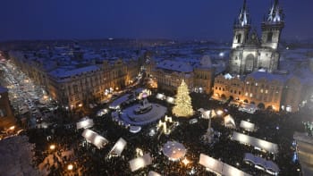Vánoční strom rozzářil Staroměstské náměstí. Letos je v duchu filmu Tři oříšky pro Popelku