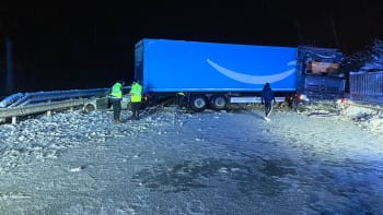 ON-LINE: Sníh zasypal Česko. Nehoda uzavřela dálnici D5, kolony jsou i na D1