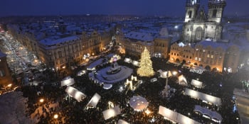 Vánoční strom rozzářil Staroměstské náměstí. Letos je v duchu filmu Tři oříšky pro Popelku
