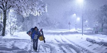 Sníh a led ochromily veřejnou dopravu v Německu, lidé nocovali ve vlacích 