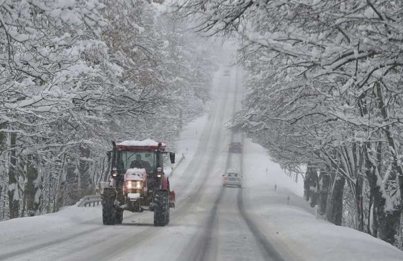 Česko se potýká s intenzivním sněžením, které způsobuje komplikace nejen v dopravě (2. 12. 2023).