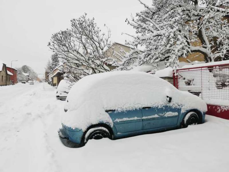 Votice na Benešovsku, kde napadlo asi 25 centimetrů sněhu a stále sněží.