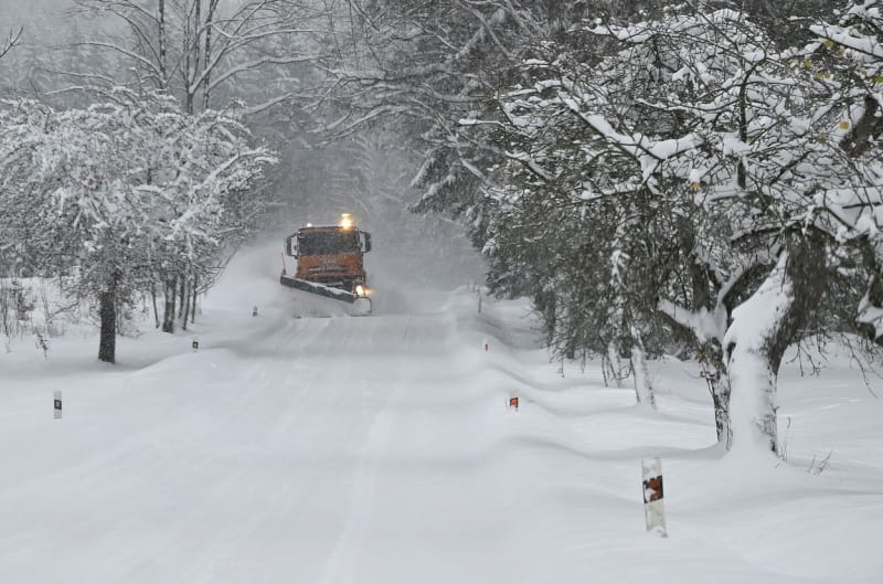 Silničáři odklízejí sníh na Jihlavsku (2. 12. 2023).