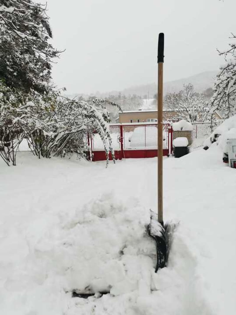 Votice na Benešovsku, kde napadlo asi 25 cm sněhu a stále sněží.