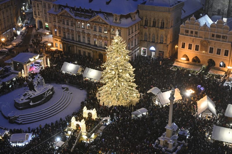 Praha slavnostně rozsvítila strom na Staroměstském náměstí.