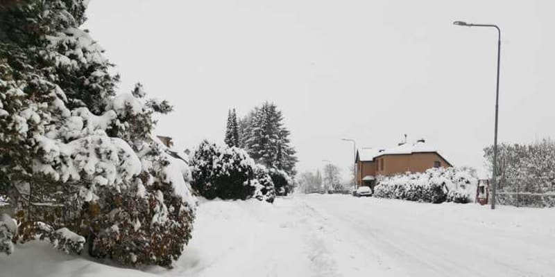 Votice na Benešovsku, kde napadlo asi 25 centimetrů a stále sněží.
