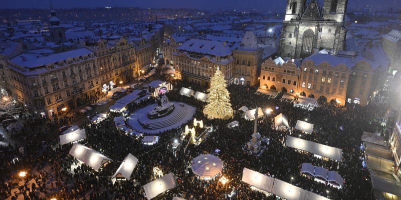 Praha slavnostně rozsvítila strom na Staroměstském náměstí.