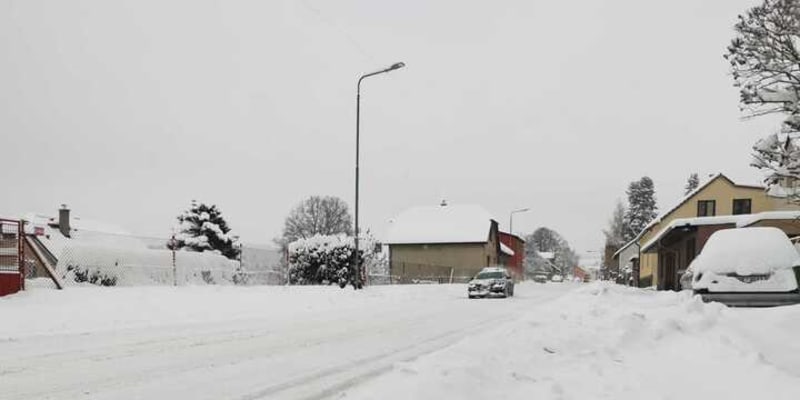 Votice na Benešovsku, kde napado asi 25 centimetrů sněhu a stále chumelí.
