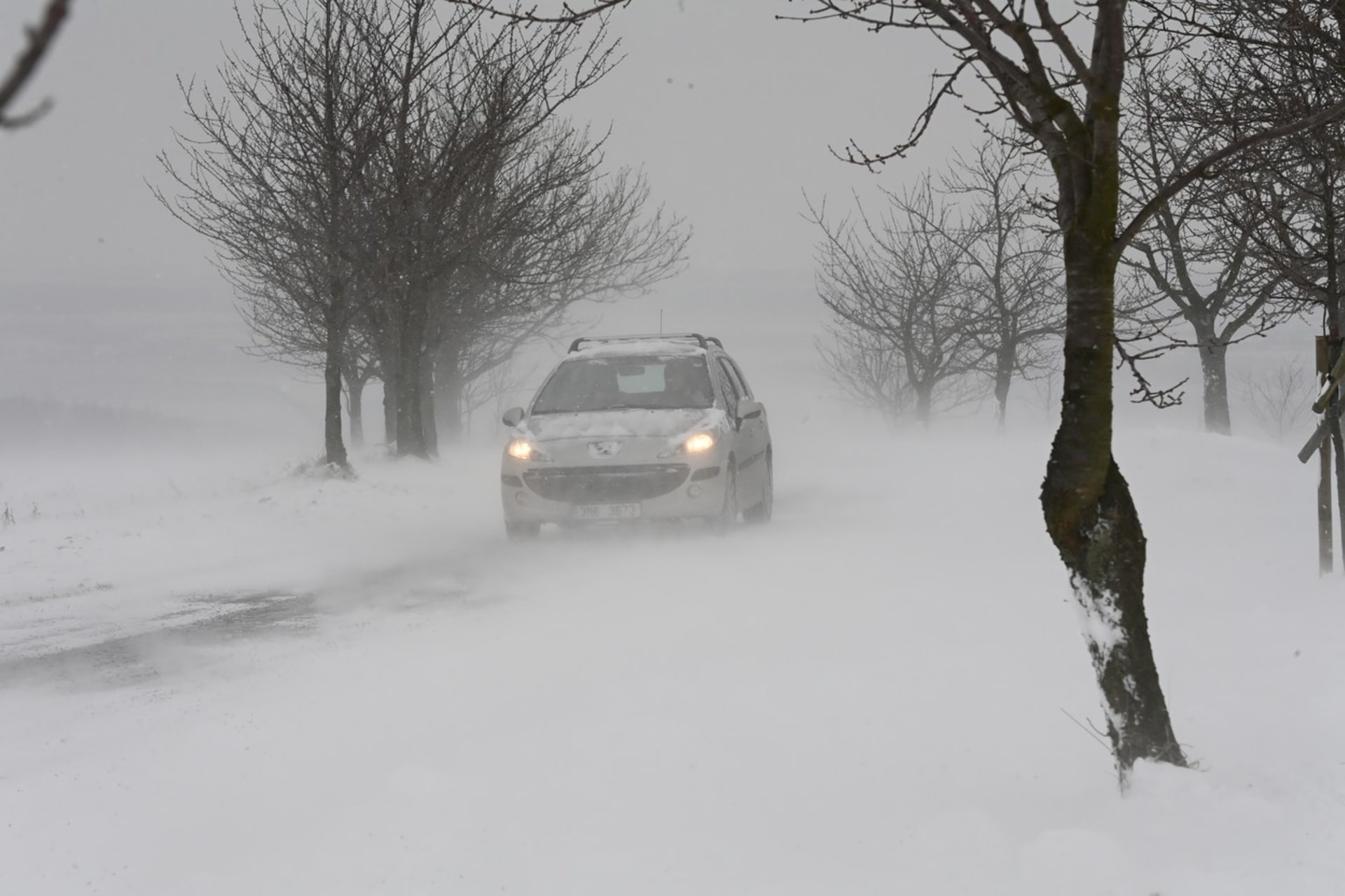 Sníh komplikoval dopravní situaci v Česku (2. 12. 2023).
