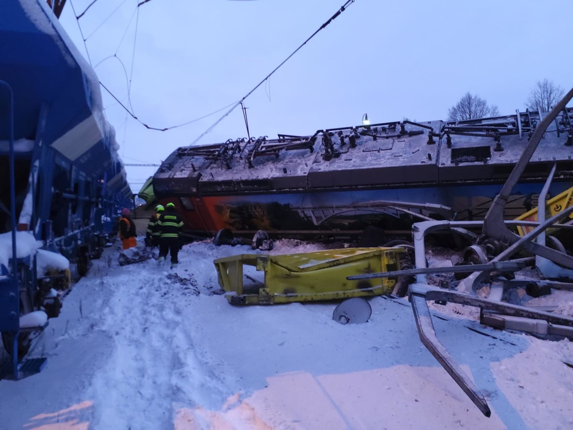 Za stanicí Česká Třebová došlo v ranních hodinách ke srážce dvou nákladních vlaků (3. 12. 2023).