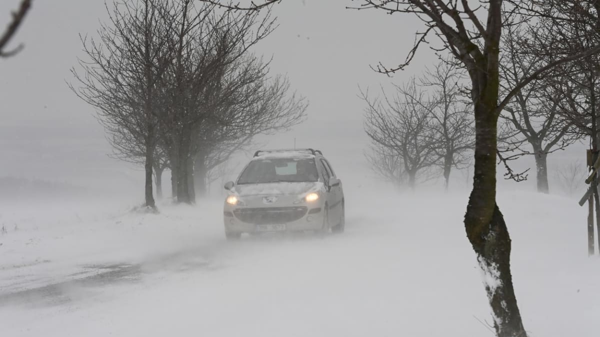 Sníh i nadále komplikuje dopravní situaci v Česku (2. 12. 2023).