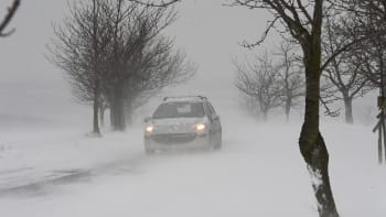 ON-LINE: Přívaly sněhu zasáhly Moravu. Dálnice D1 je průjezdná, tisíce domácností bez proudu
