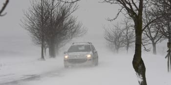 Přívaly sněhu zasáhly Moravu. D1 je průjezdná, tisíce domácností bez proudu