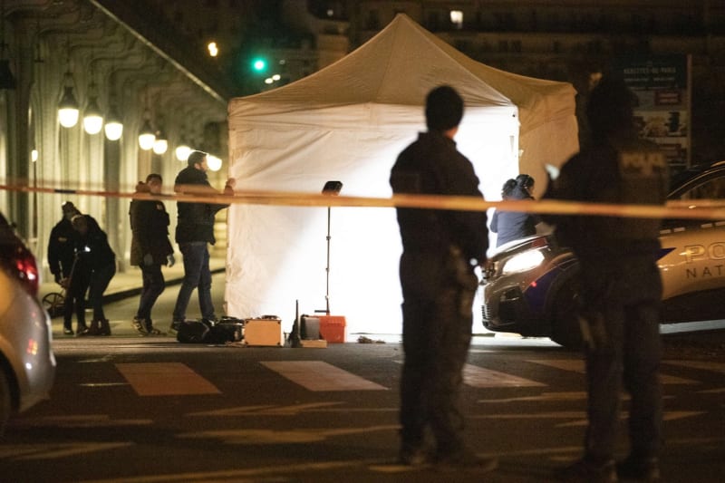 V sobotu večer zabil mladík u Eiffelovy věže německého turistu.