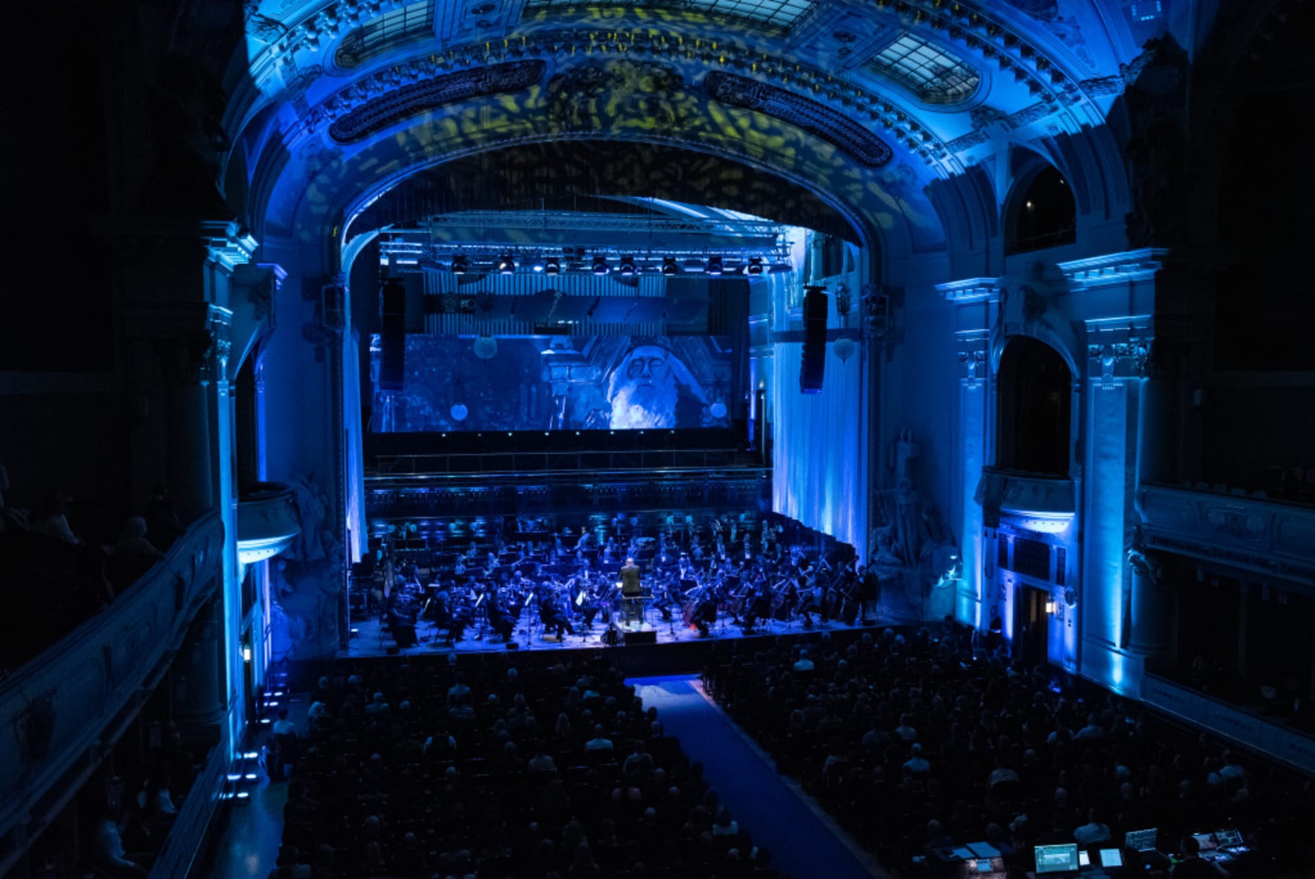Úvodní Hedwig’s Theme dirigováno jeho orchestrátorem Conradem Popem za doprovodu jedinečných projekcí v průběhu zahajovacího koncertu