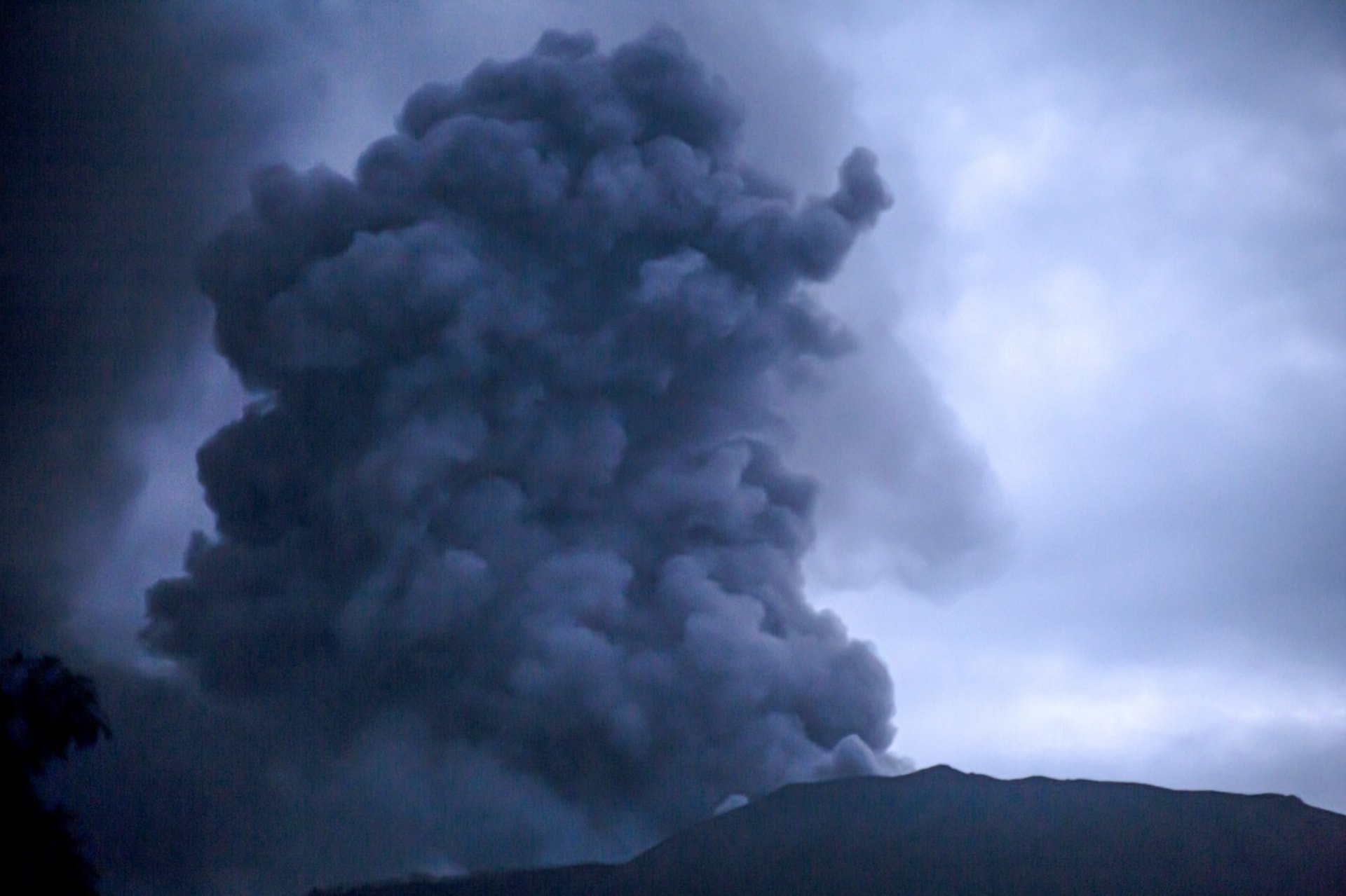 V neděli vybuchla v Indonésii sopka Marapi.