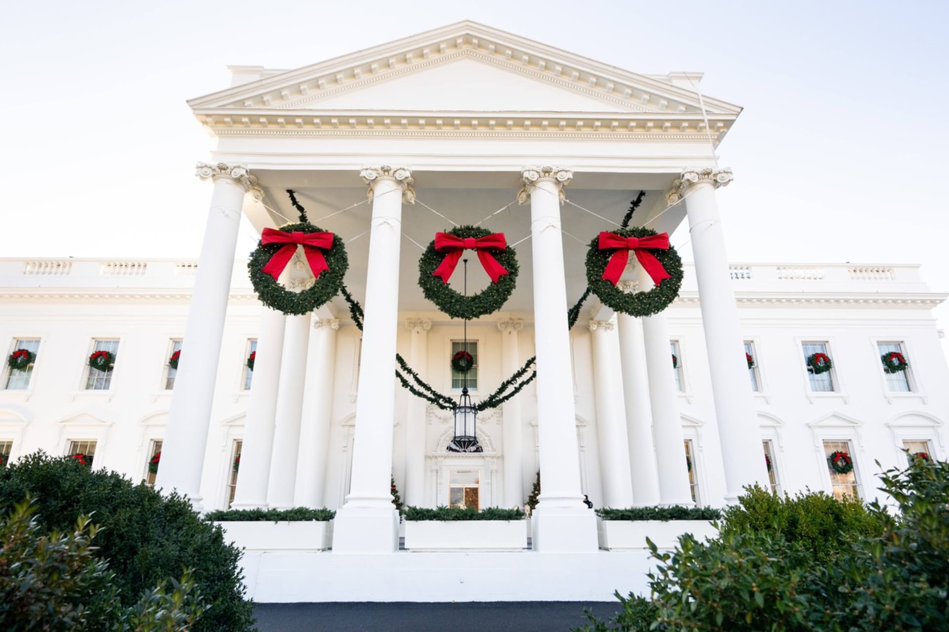 Vánoční výzdoba Bílého domu 2023: Výzdobu tvoří 98 vánočních stromků, více než 142 000 světýlek, 72 věnců a 4,5 kilometru stuh a přes 34 000 vánočních ozdob.