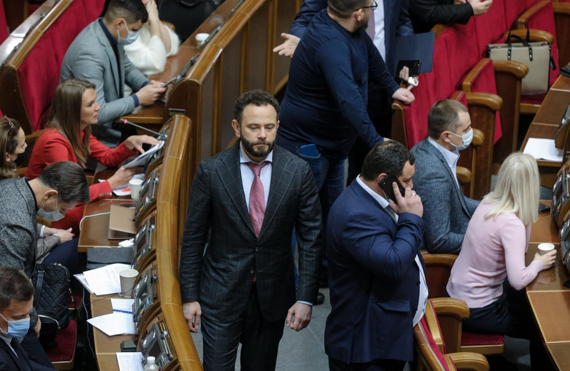 Ukrajinský poslanec za stranu Sluha národa prezidenta Volodymyra Zelenského, Oleksandr Dubinskyj, čelí stíhání kvůli zradě.