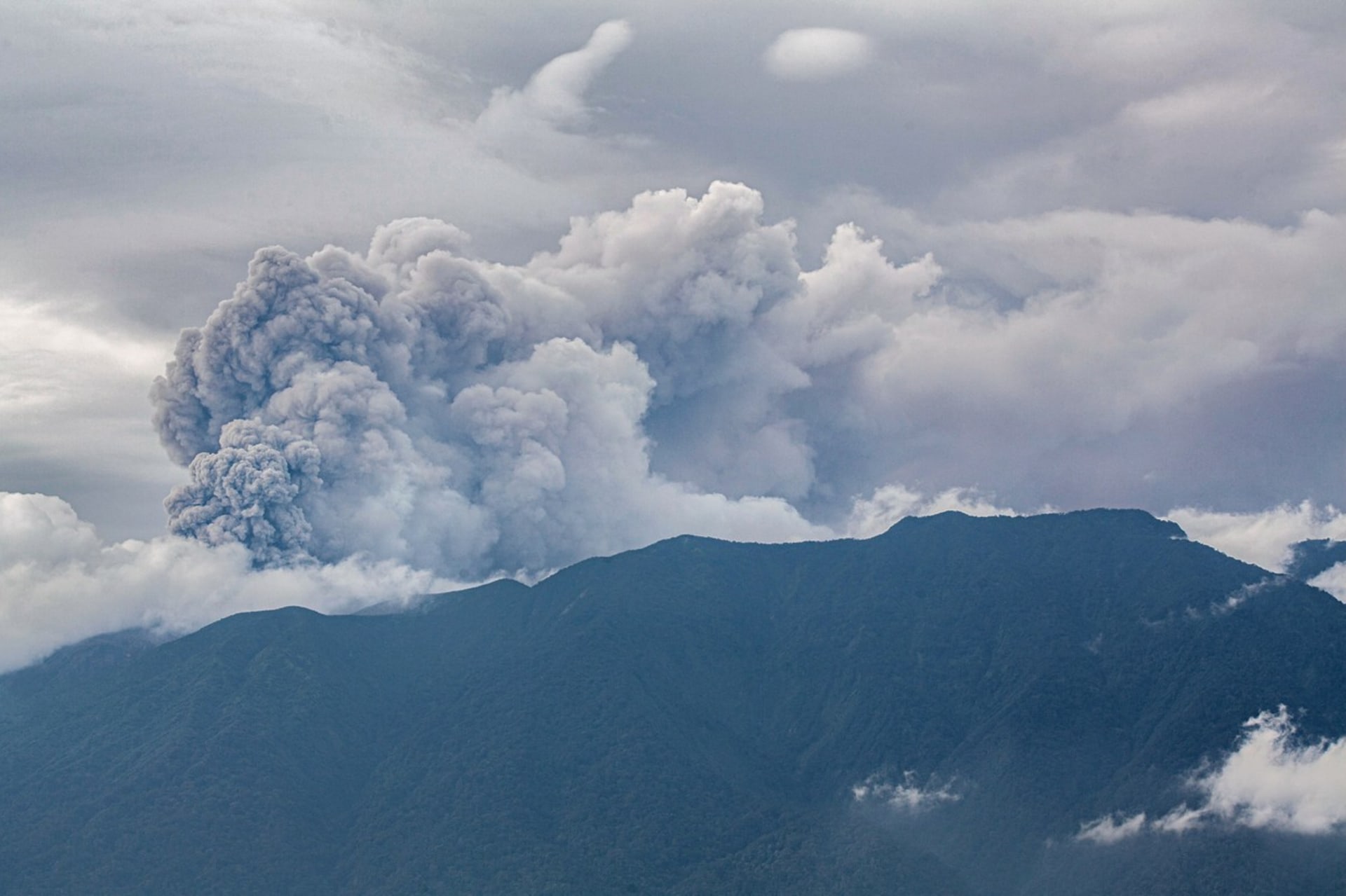 V neděli vybuchla v Indonésii sopka Marapi.