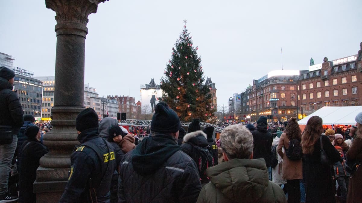 Klimatičtí aktivisté postříkali vánoční stromek v Kodani oranžovou barvou.
