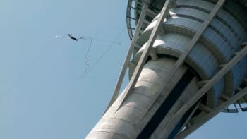 Tragédie na nejvyšším bungee jumpingu světa: Turista krátce po skoku zemřel, atrakce jede dál