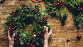 Nejkrásnější vánoční věnce vyrobíte z přírodních materiálů, ale taky z těstovin i papíru