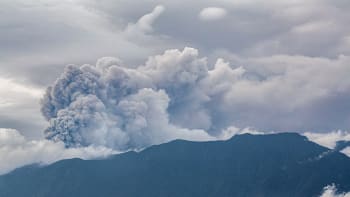 Výbuch sopky na Sumatře usmrtil 11 turistů, další se pohřešují. Popel letěl tři kilometry vysoko
