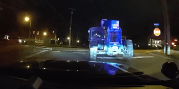 Drtivá jízda v Michiganu: Hoch na videu ukradl nakladač a vyrazil do ulic, zničil deset aut