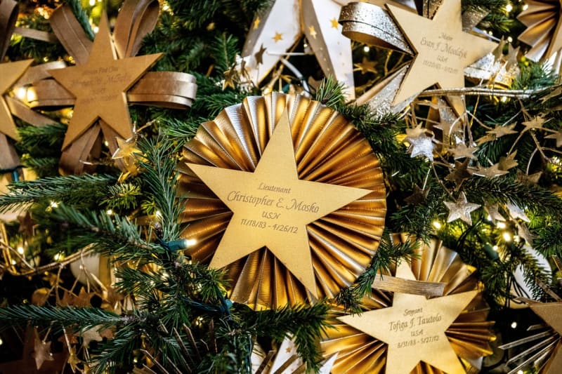 Vánoční výzdoba Bílého domu 2023: Na ozdobách vánočního stromku Zlatá hvězda jsou vyryta jména vojáků, kteří zemřeli.