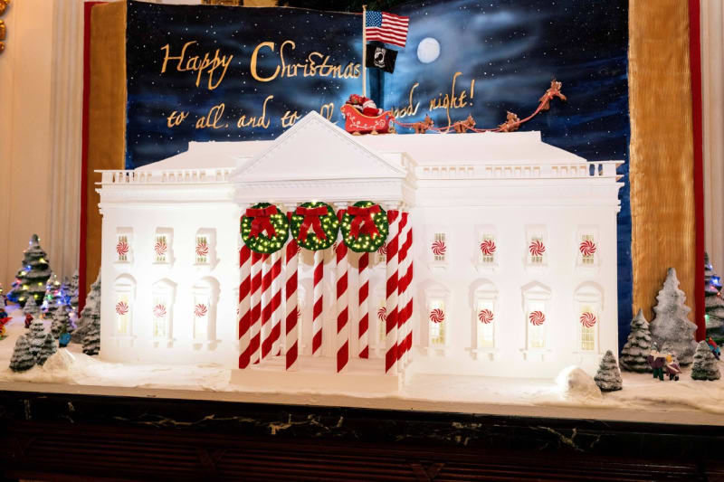 Vánoční výzdoba Bílého domu 2023: Perníkový Bílý dům je vystaven ve státní jídelně.